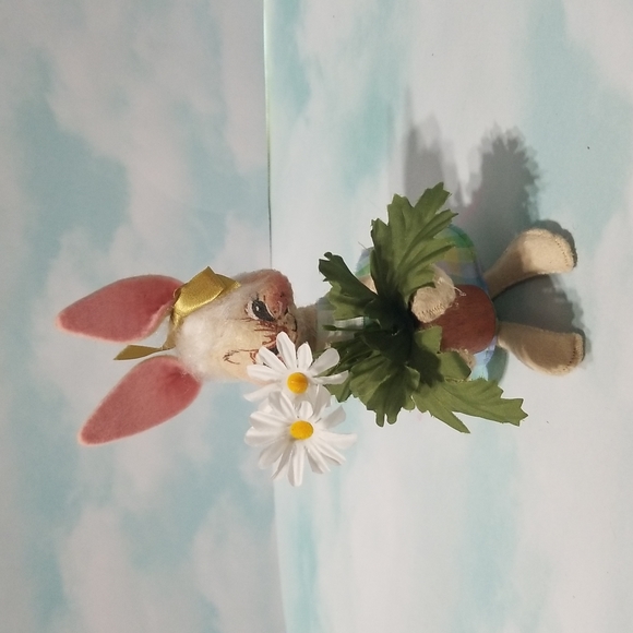 ANNALEE NWOT VINTAGE 1985 GIRL BUNNY WITH POT OF SPRING DAISIES 7" - Picture 1 of 7